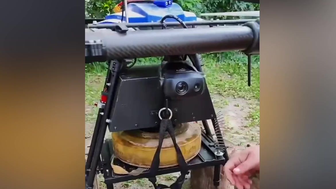Video ukrajinské improvizace: Levný dron svrhl na Rusy protitankovou minu